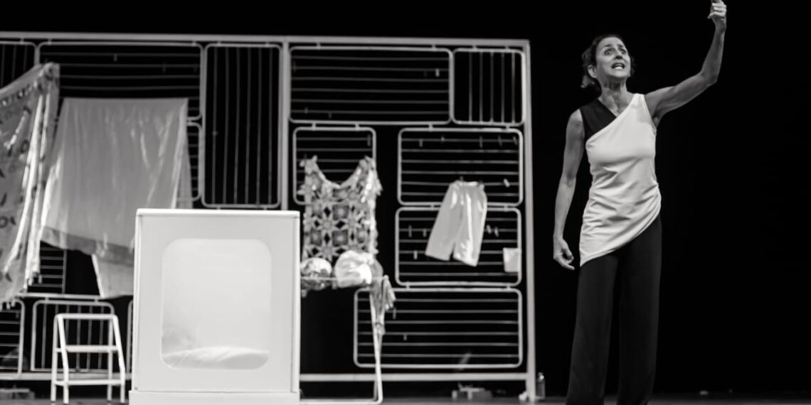 Maria Menezes retorna com espetáculo solo no Teatro SESC Casa do Comércio