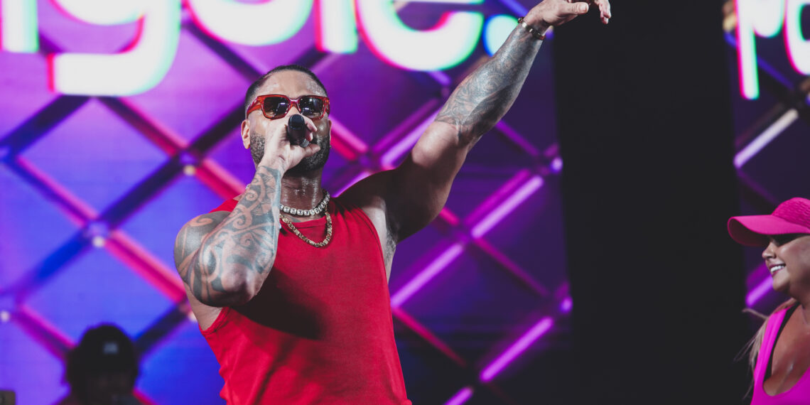 “Deixa o povo conduzir”, diz Tony Salles sobre novo hit gravado com Léo Santana