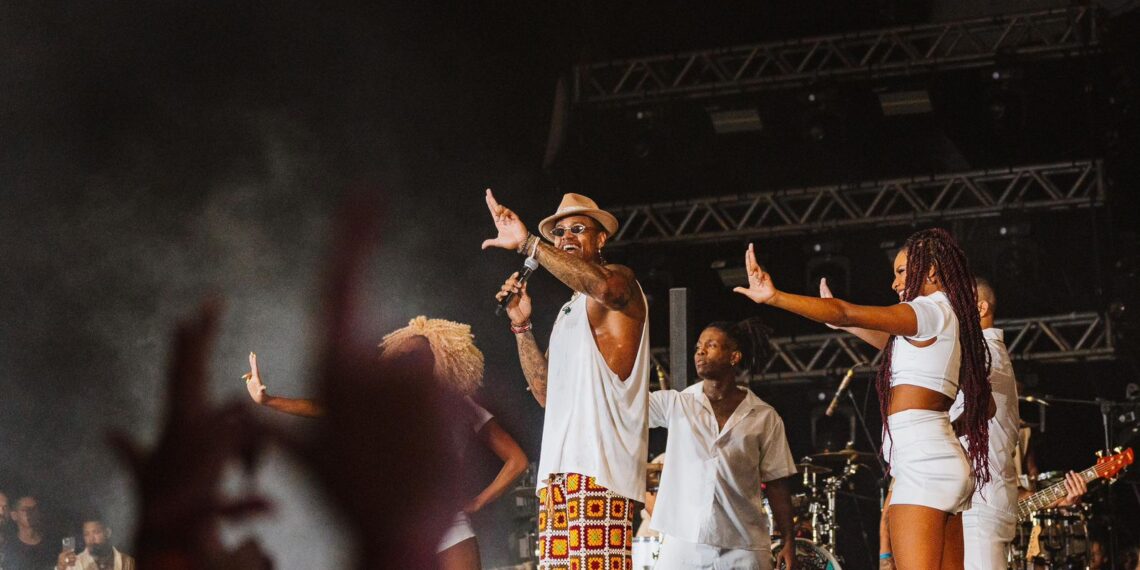 Segunda noite do Réveillon PF tem shows de Léo Santana e Anitta com ingressos esgotados