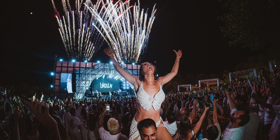 Réveillon Praia do Forte celebra chegada de 2024 com muito romantismo e alto astral