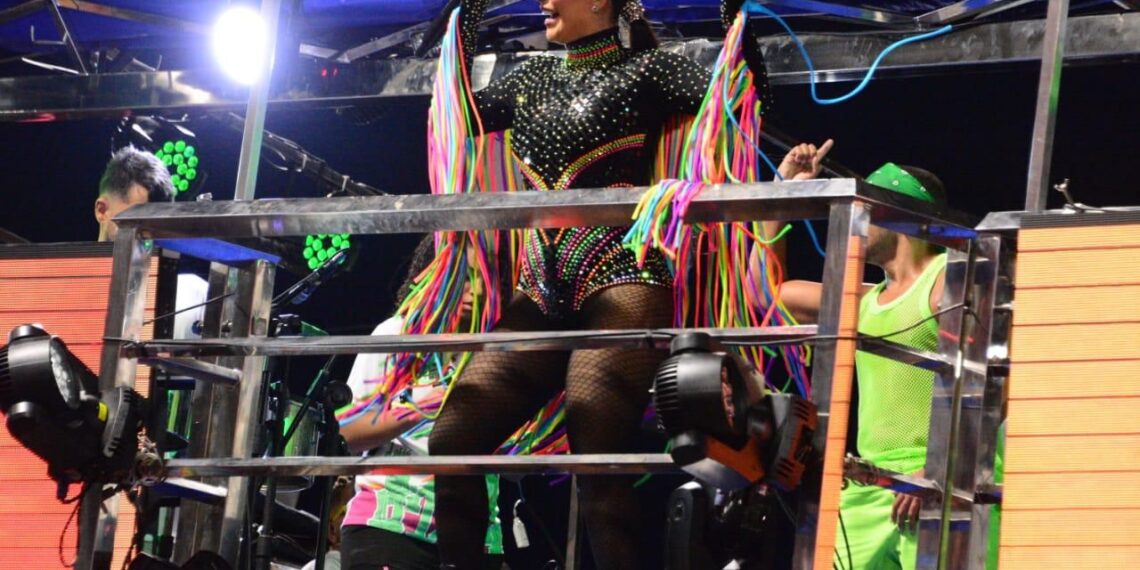 Mari Antunes e Babado Novo arrastam multidão no 1º dia de Carnaval em Salvador