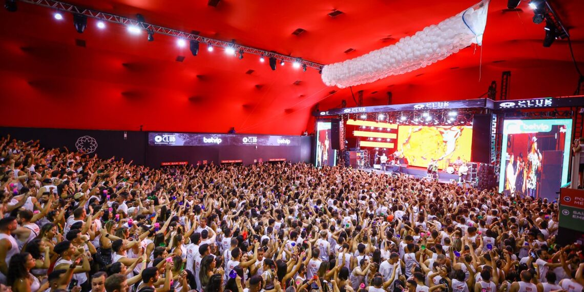 Camarote Club recebe 4 mil pessoas em segunda noite de festa