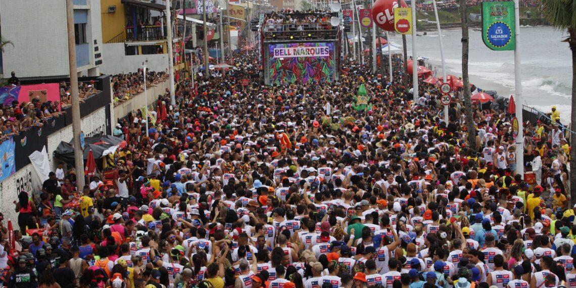 Camaleão arrasta multidão em primeiro dia de desfile
