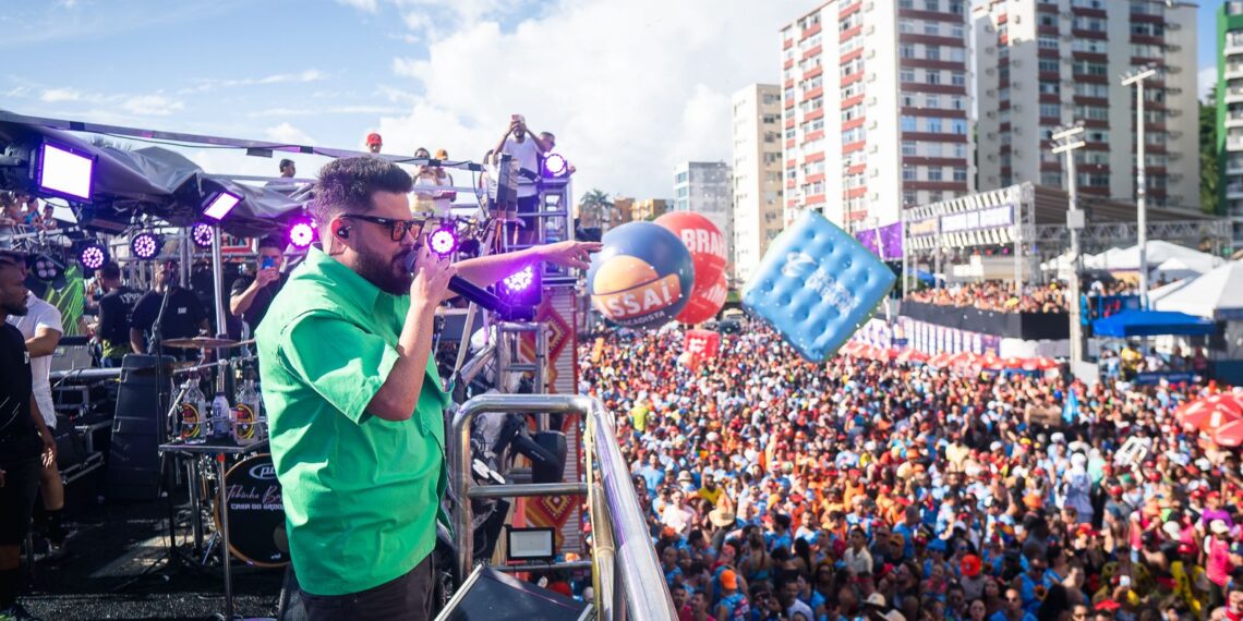Kart Love puxou “Trio do Amor” na Barra e colocou foliões para arrochar