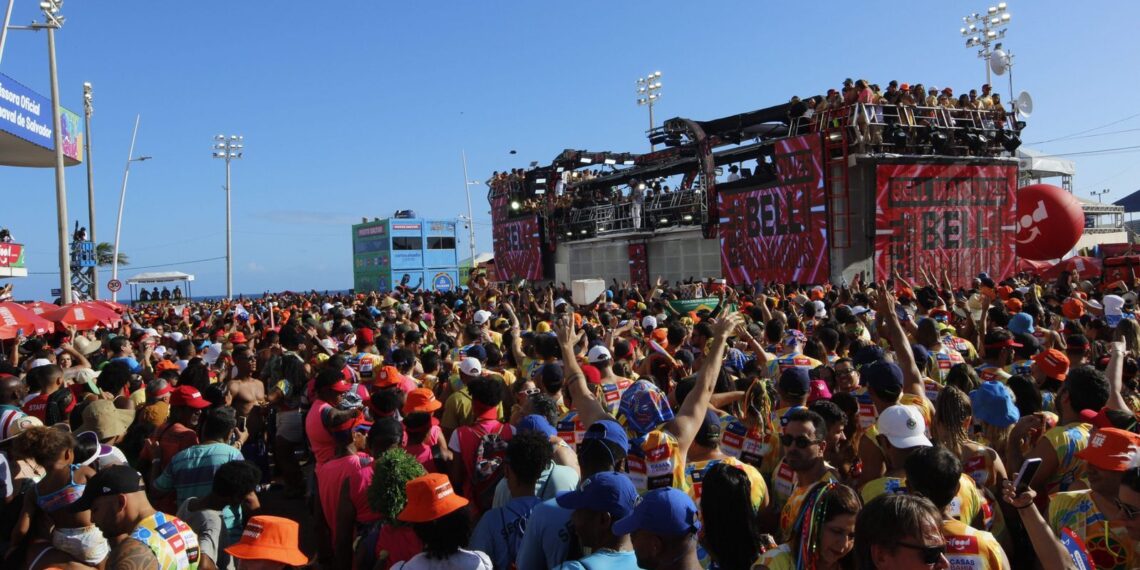Último dia de Carnaval presenteia foliões do Bloco Camaleão com dia ensolarado em Salvador