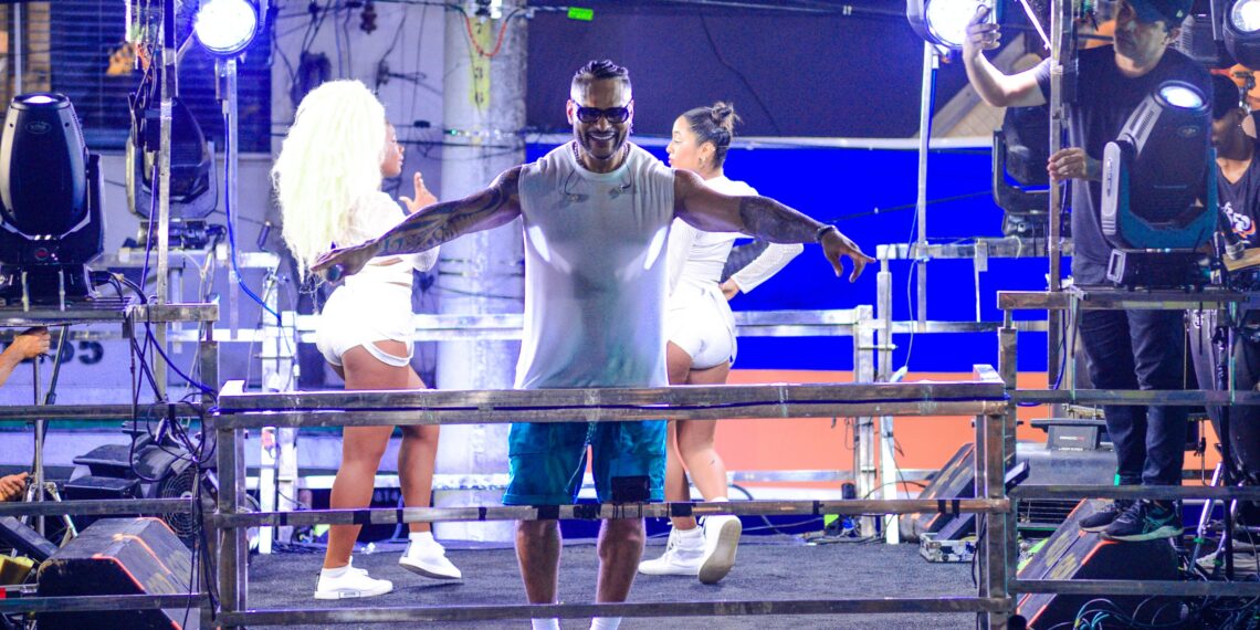 Parangolé incendeia primeiro dia de Coité Folia e arrasta multidão