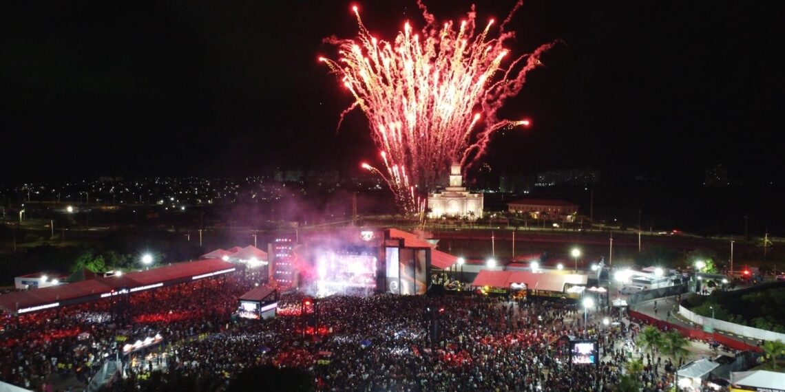 Pablo reúne 30 mil pessoas em noite de estreia da turnê comemorativa na Bahia