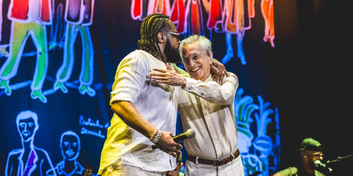Xande de Pilares lota Concha Acústica em estreia da turnê ‘Xande Canta Caetano’