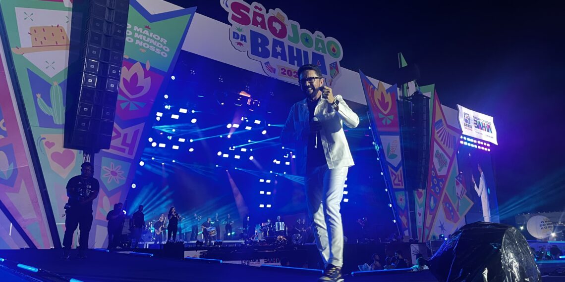 Terceira atração da noite, Adelmário Coelho completa 30 anos de sucesso no palco do São João da Bahia 2024
