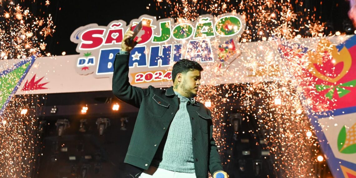 Thiago Aquino conquista o maior público do Subúrbio no São João de Salvador