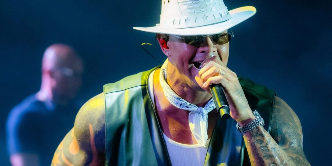 Léo Santana encerra turnê junina com show especial em Salvador