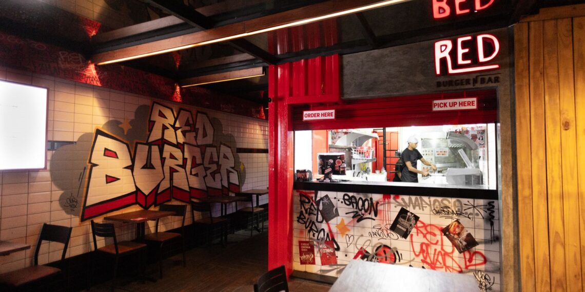 RED Burger celebra aniversário com roda de samba no Rio Vermelho