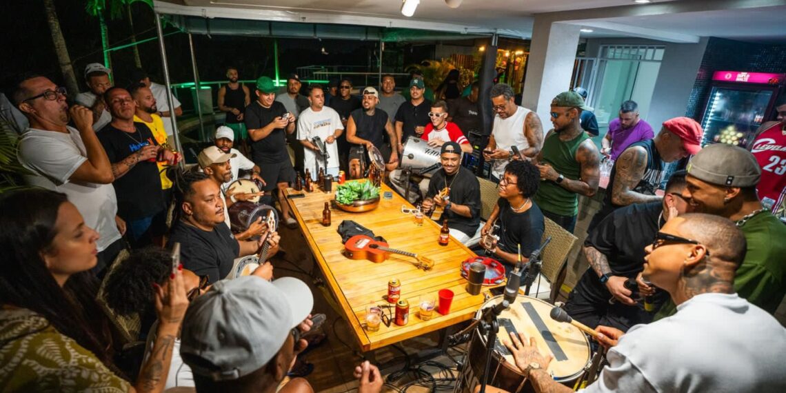 Léo Santana reúne amigos em casa para edição especial do Paggodin; confira vídeo