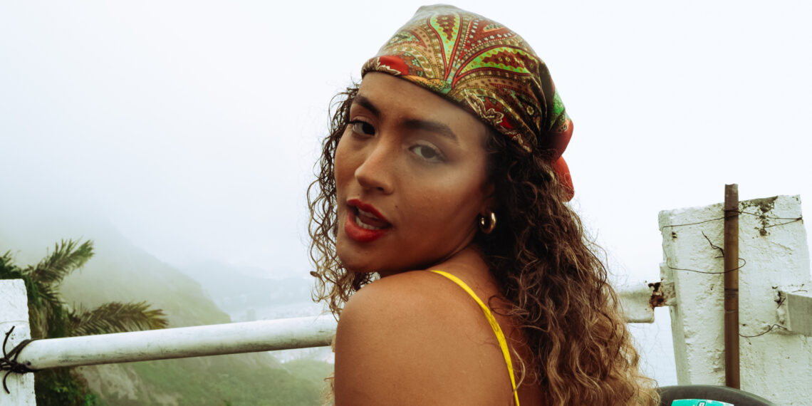 Com clipe gravado no Vidigal, Sofia Pitta lança remix de “Soltinha”