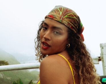 Com clipe gravado no Vidigal, Sofia Pitta lança remix de “Soltinha”