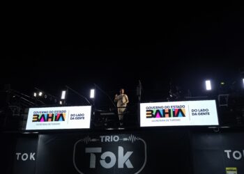 Kart Love embala o público em Teodoro Sampaio com show marcado por romantismo e emoção