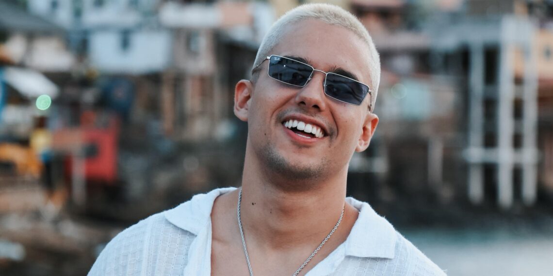 Guga Meyra lança releituras de funks em ritmo de pagodão