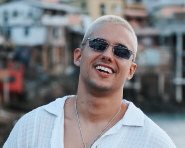 Guga Meyra lança releituras de funks em ritmo de pagodão