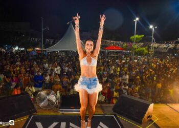 Vina Calmon agitou Caravelas e Alcobaça com maratona de shows no sábado de Carnaval