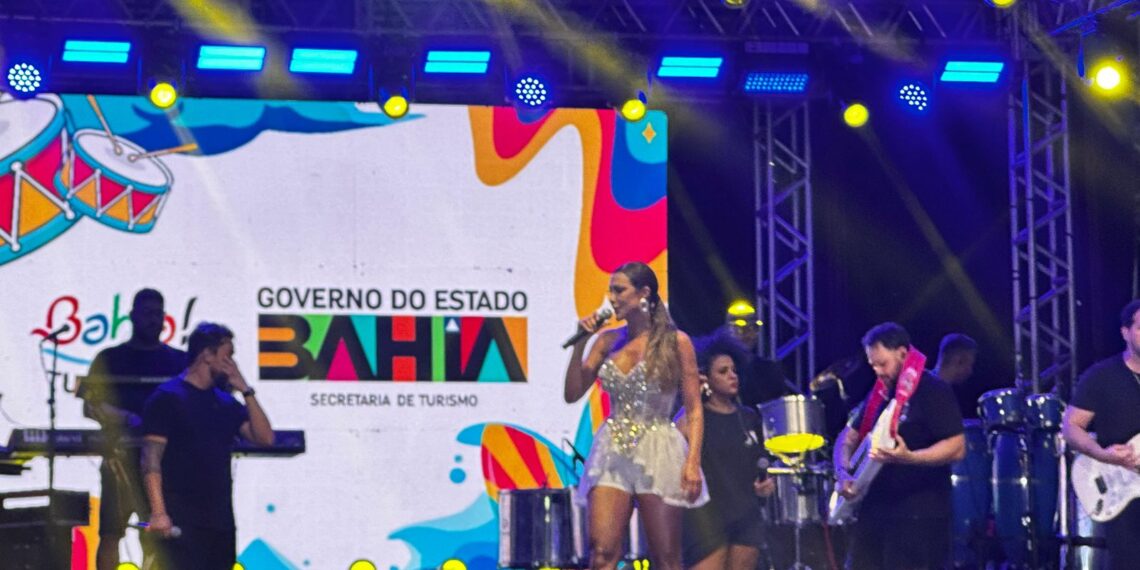 Vina Calmon leva energia contagiante ao Carnaval de Itacaré no domingo de folia