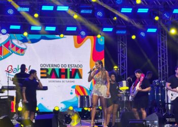 Vina Calmon leva energia contagiante ao Carnaval de Itacaré no domingo de folia