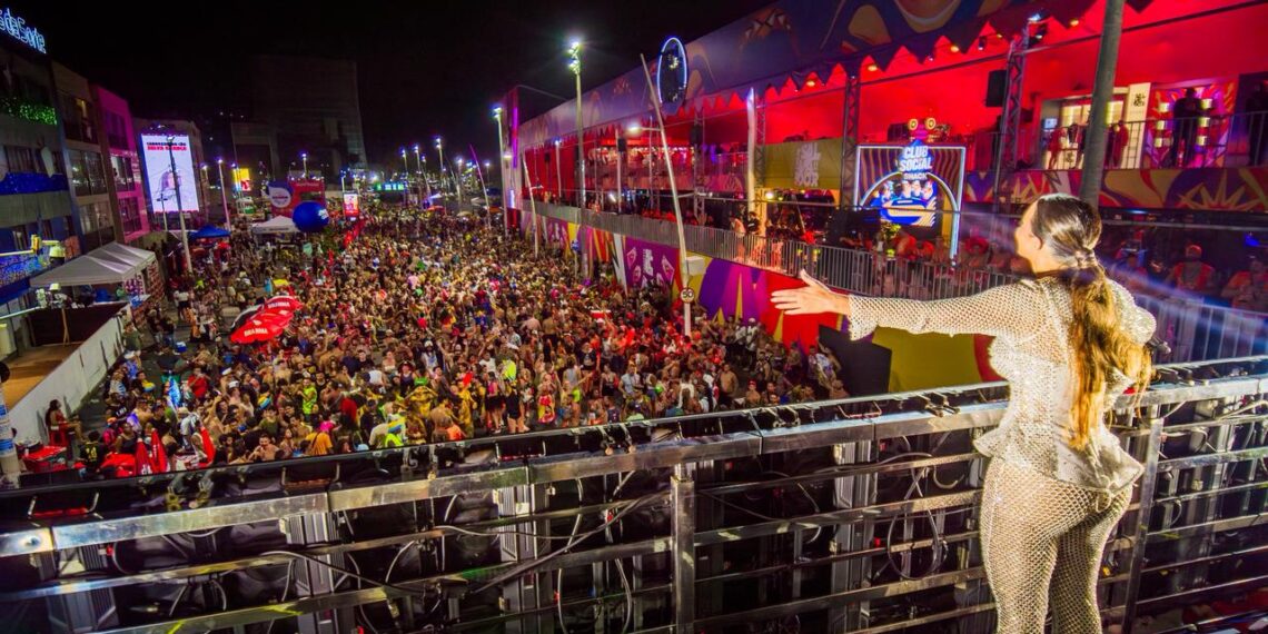 Vina Calmon encerra Carnaval com pipoca no circuito Barra-Ondina