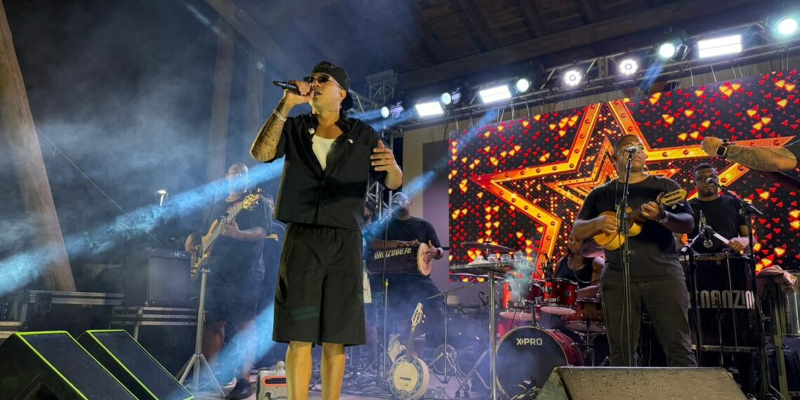 Renanzinho CBX levou o samba da Cidade Baixa para Imbassaí na segunda de Carnaval