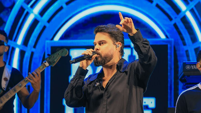 Kart Love emociona público de Uibaí com show marcado por romantismo e grandes sucessos